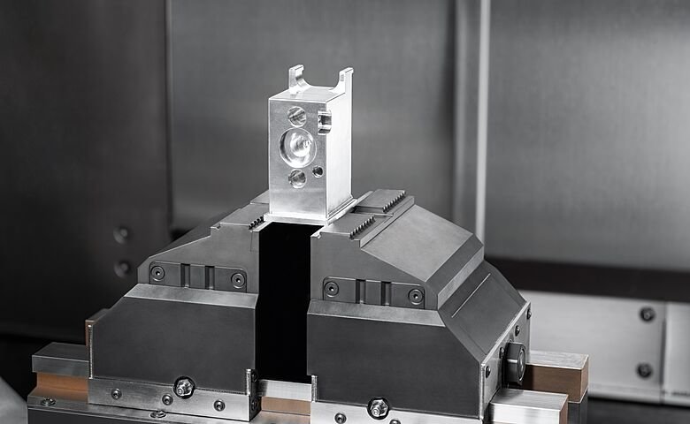 HERMLE ROBOTSYSTEEM RS 05-2 MET AUTOMATISCHE VINGERWISSEL – GRIJPEN, SPANNEN, BEVOORRADEN EN BEWERKEN – EN DAT 24 UUR PER DAG